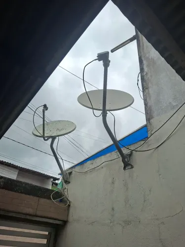 Par de Antenas Parabólicas Banda Ku 60cm + Cabos - Kit Completo!