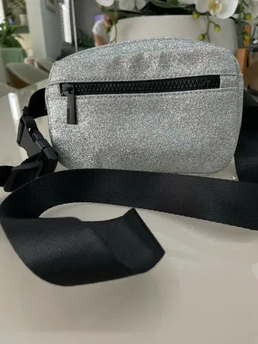 Pochete com gliter na frente 
