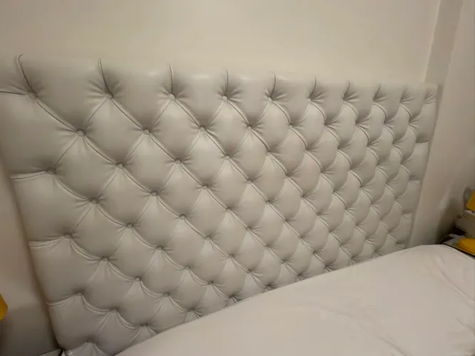 Cabeceira Cama Queen em Couro Branco Capitonê - Semi Nova - Ótimo Estado