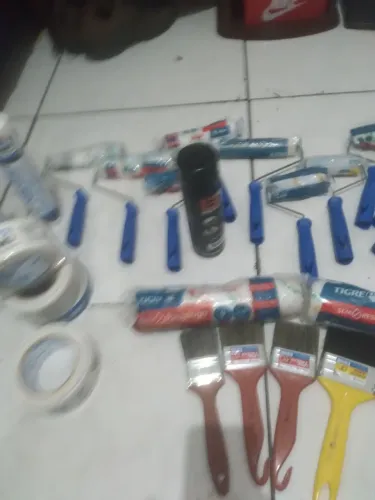 Rolo e pincel de pintura