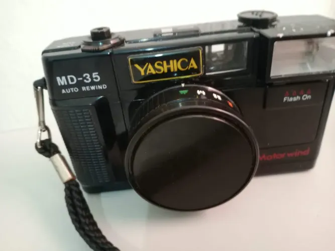 Câmera Fotográfica Yashica MD-35 1:3.8 f = 38mm Flash On<br>comprimento:12cm
