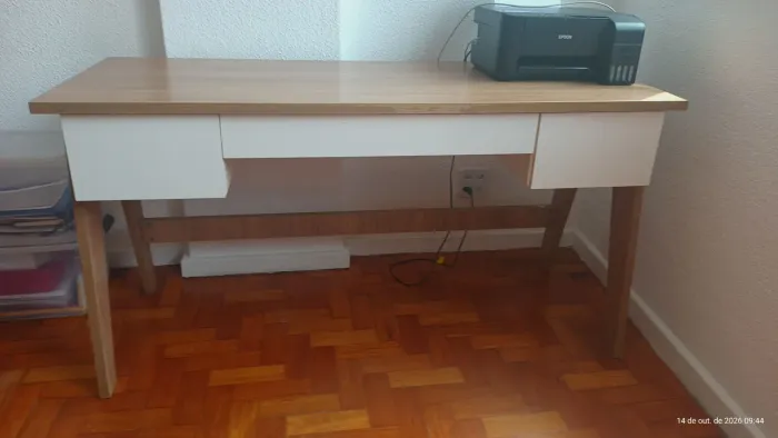Vendo uma mesa de escritório, ótimo estado mesa comprada da loja madeira madeira.