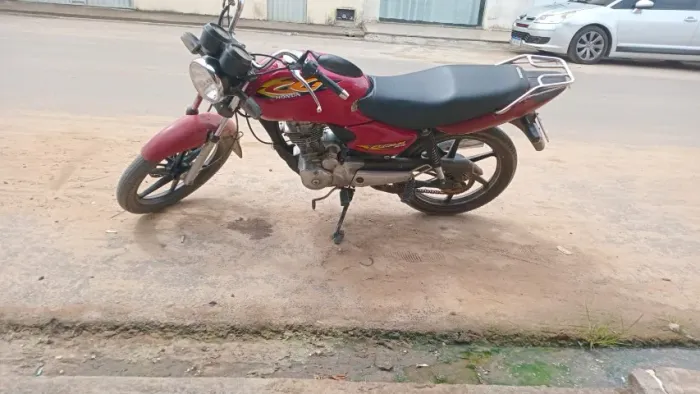 Vendo CG Titan ES emplacadinha 2001