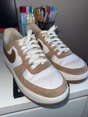 Tênis Estilo Air Force 1 Branco e Bege, Primeira Linha - Pouco usado.