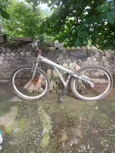 Bicicleta de alumínio aro 26 no estado que está valor 350,00 reais.