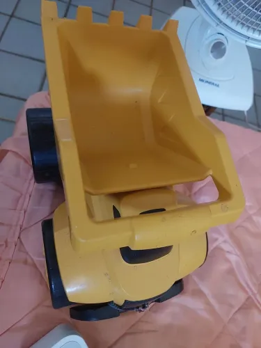 Carro grande de crianca amarelo