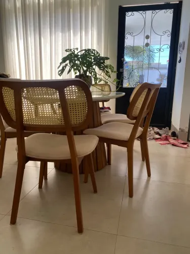 Vendo mesa de jantar ( somente a mesa)