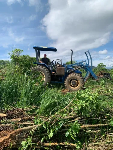 Trator de pneus new holland