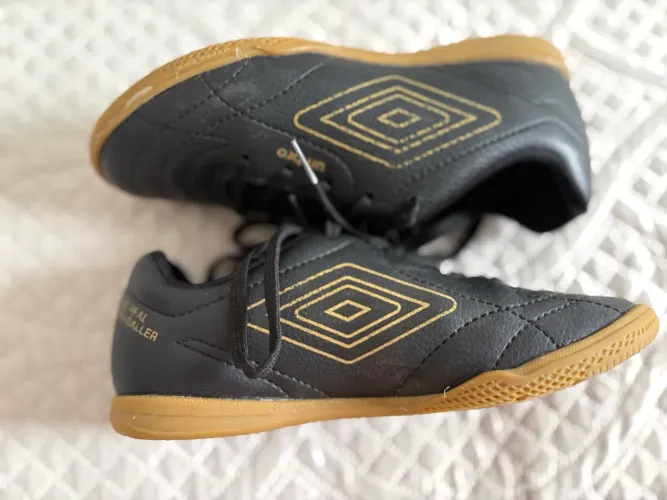 Chuteira umbro 34