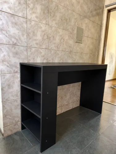 Balcão de cozinha grande com prateleiras