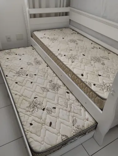 Cama auxiliar semi nova com closet infantil 