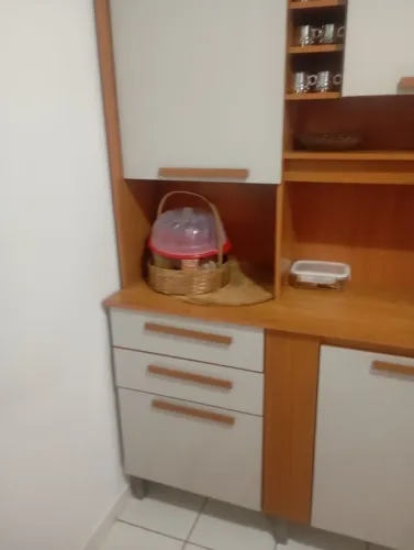Vende-se um lindo armário com de design moderno bem espaçoso para organizar suas coisas 
