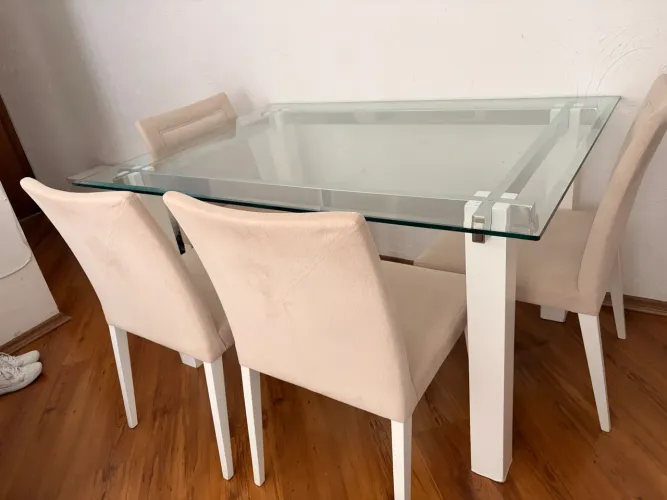 Mesa de jantar branca com 4 cadeiras