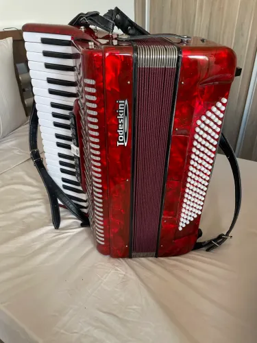 Acordeon Todeschini 80 baixos - vermelho em ótimo estado (novíssima) + estojo e madeira 