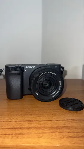 Câmera Sony A6400 com a lente do kit - Câmera com apenas 1 mês de uso