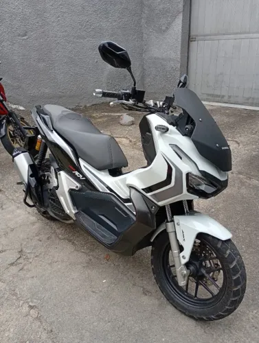 Honda ADV 150c 2022 branca