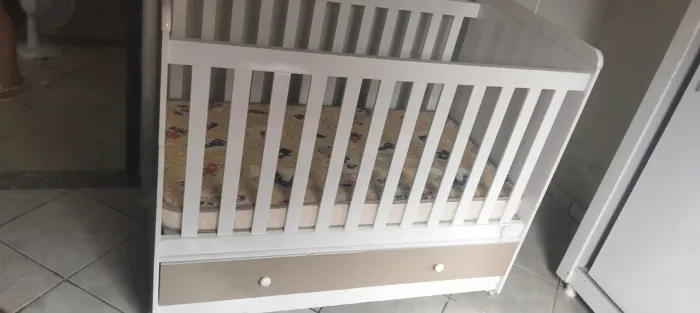 Vendo berço semi-novo em ótimo estado, confortável e bem conservado para bebês