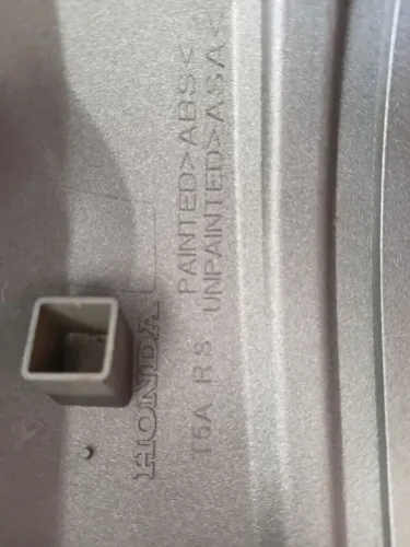 Capa retrovisor lado direito Honda City/Fit sem abertura para pisca prata esc superior.
