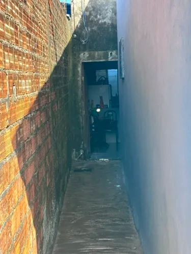 Venda de casa nos fundos, no tenone entre quinta e sexta linha.