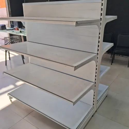 Gôndolas em metal branco