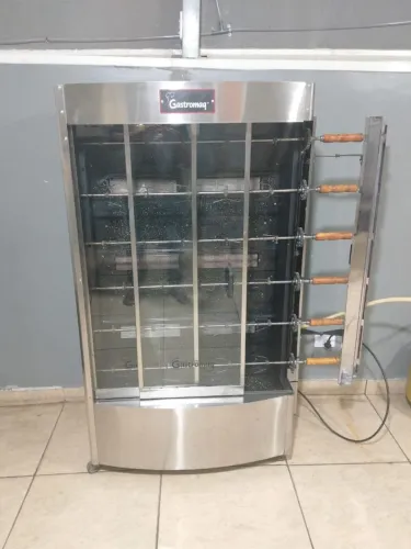 Máquina de assar 30 frangos bivolt ,110/220 Gastromaq, revisada com garantia , pouco tempo