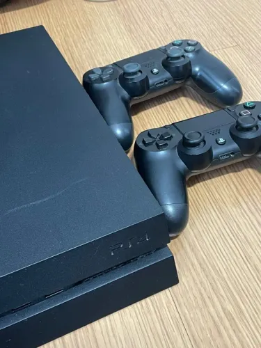 Sony Playstation 4 Ps4 Fat 500gb + 2 Controles + 4 Jogos