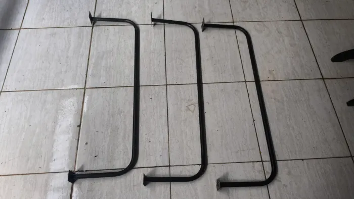 Kit com 3 Araras de Parede em Aço Pretas (Closet / Loja)