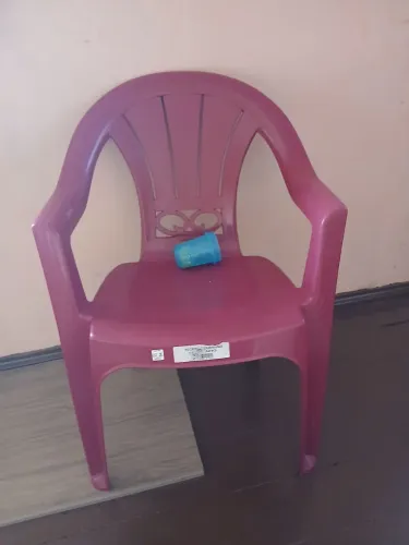 Vendo um uma mesa com 2 cadeiras 