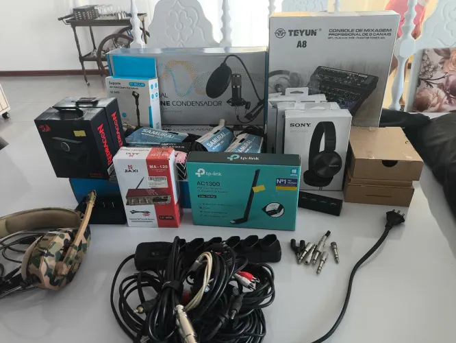 Equipamentos para estúdio de rádio.