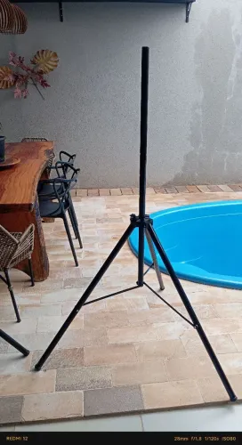 Tripé para caixa de som com suporte para telão