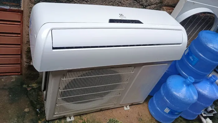 Ar condicionado split Electrolux de 18 mil BTUs serpentina cobre com controle
