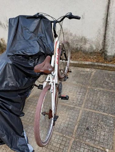 Bicicleta Caloi 400 com quadro de alumínio - precisa de revisão