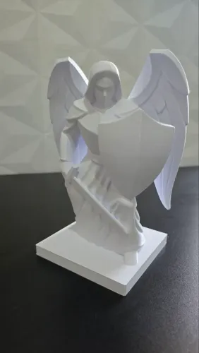 Imagem do Arcanjo Miguel em PLA de alta resistência, com 21 cm de altura