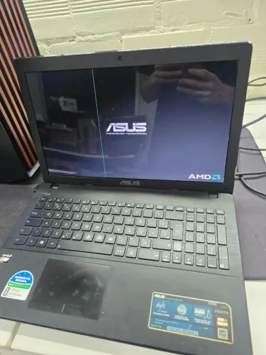 Notebook Asus funcionando com detalhes LEIA