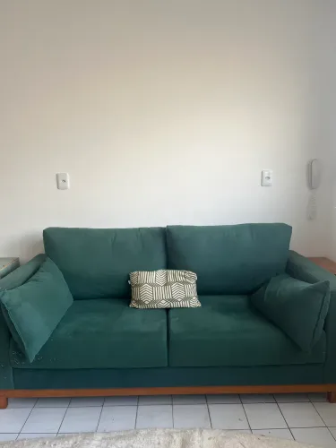 Sofá em suede verde e pés de madeira maciça 