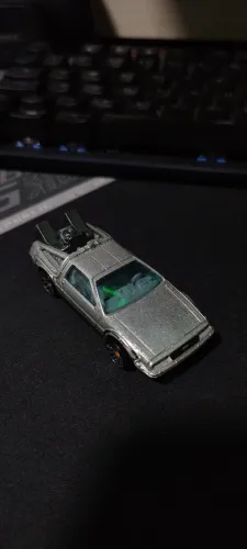 Carrinho Hotwheels DeLorean edição do filme "devolta para o futuro"