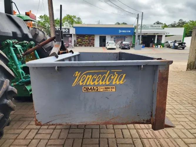 Raspo Transportador p/ Trator Agrícola VENCEDORA Basculante Manual 2 m Usado, Ano 2025