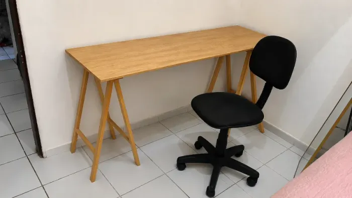 Mesa escrivaninha e cadeira
