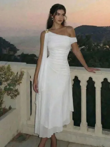 Vestido branco assimétrico de comprimento médio