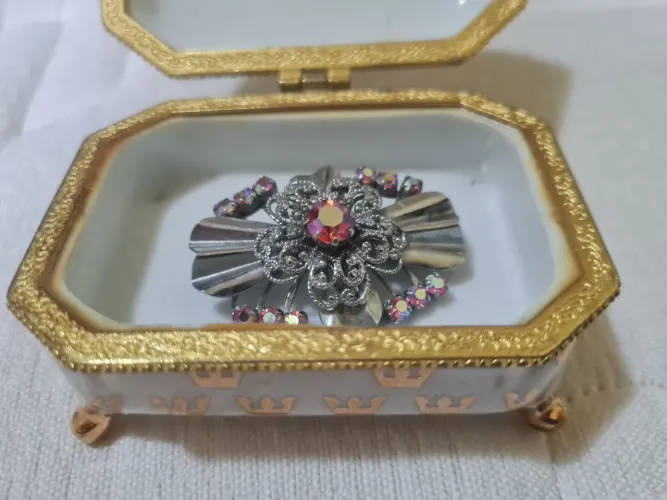 Lindo broche vintage prateado com pedra estilo ametista