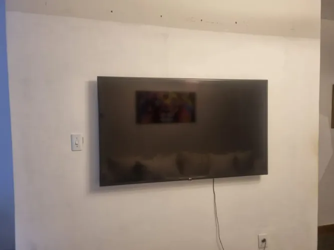 Vendo uma tv de 65 polegada super nova por 2.300