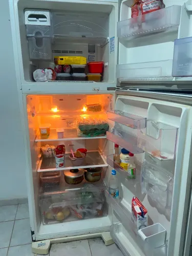 Geladeira em bom estado e tudo funcionando