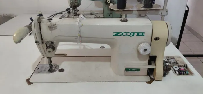 Máquina Reta Industrial Zoje ZJ8700 - Completa com Mesa e Motor