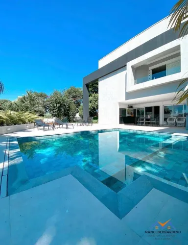 Casa de alto padrão em condomínio fechado, com piscina ! confira!