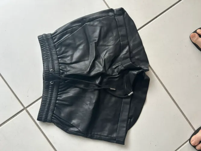 Short em napa usado apenas uma vez