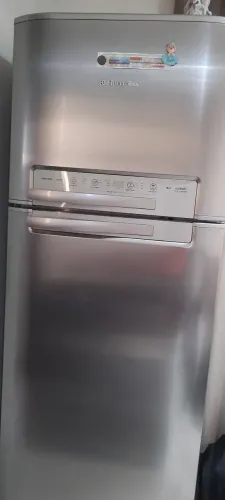 Geladeira Eletrolux Frost Free 340 LTS inox bem conservado precisa colocar o gás