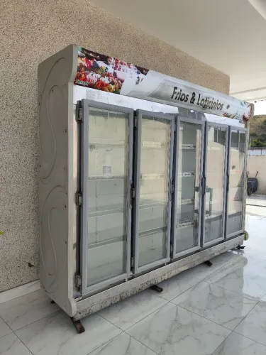 Vende-se 3 freezers e um ralador
