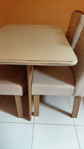Mesa com 4 cadeiras