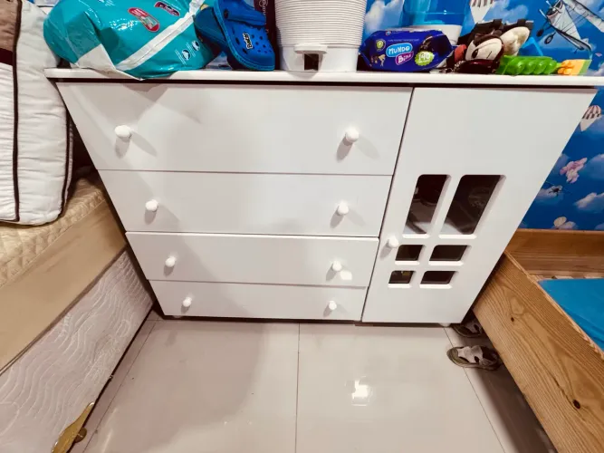 Berço com colchão e cômoda