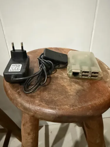 Raspberry Pi 3 com fonte e cartão de 16GB